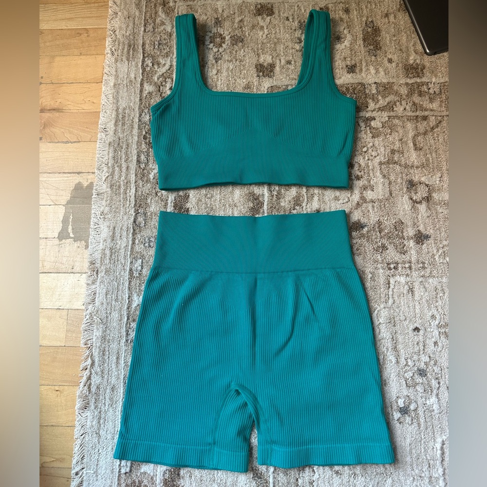 Women 2 Piece Seamless Ribbed High Waist biker shorts with Sports Bra size M